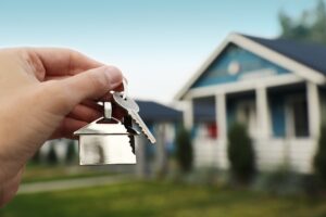 customer handing over keys to sell house fast